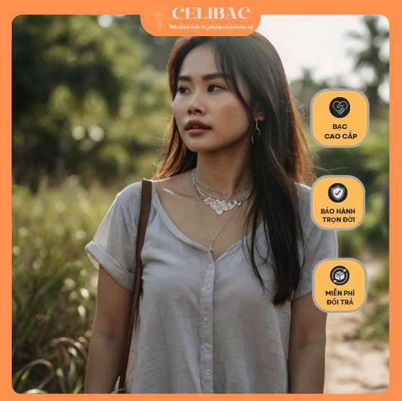 Lắc chân bạc kết hợp trang phục mùa hè tạo điểm nhấn thời trang.