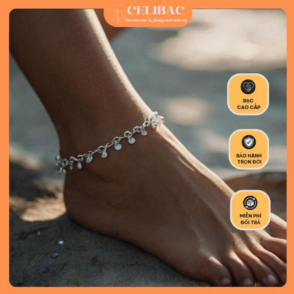 Lắc chân bạc trên chân người nữ tượng trưng may mắn.