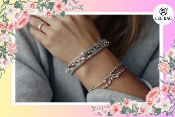 Cổ tay đeo lắc vừa vặn, tôn lên vẻ đẹp tự nhiên