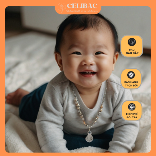 bé trai vui vẻ đeo dây chuyền